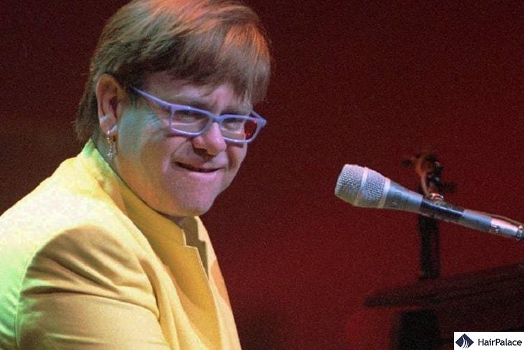 Elton John peformint in 1997 with a wig.