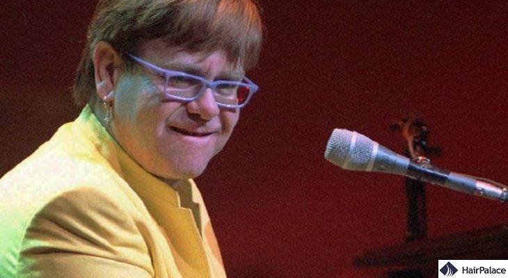Elton John peformint in 1997 with a wig.